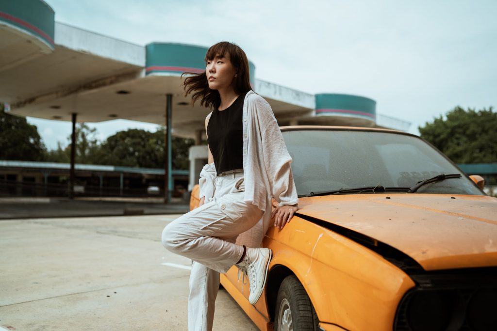 Woman wearing street style clothing