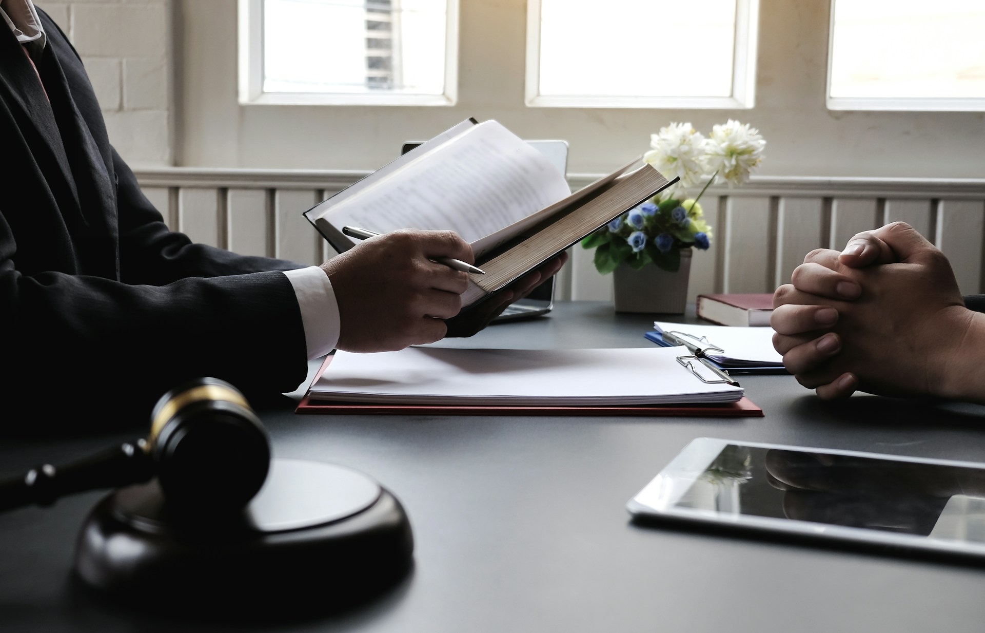 When to Consider Hiring a Lawyer